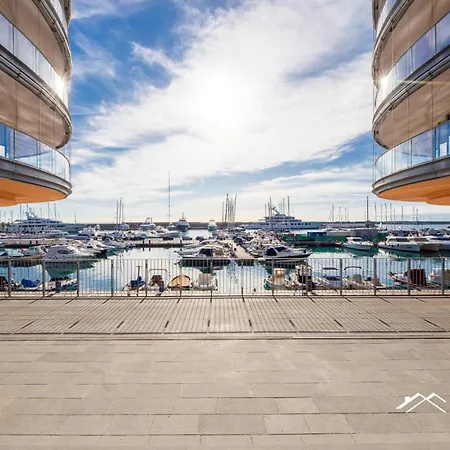 Waterfront Lux •1br • A/c • Gym• Parking • By Tilo *