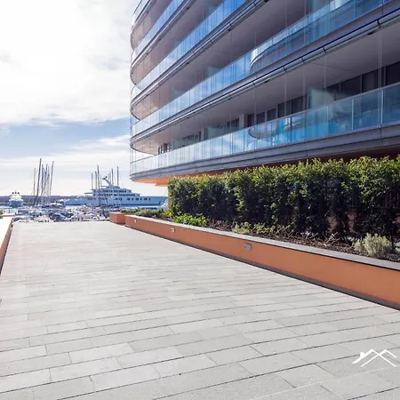 Waterfront Lux •1br • A/c • Gym• Parking • By Tilo Genova