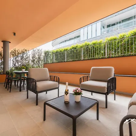 Waterfront Lux •1br • A/c • Gym• Parking • By Tilo *