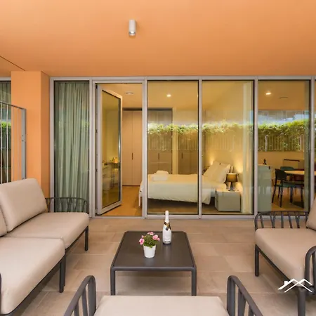 Waterfront Lux •1br • A/c • Gym• Parking • By Tilo Genova