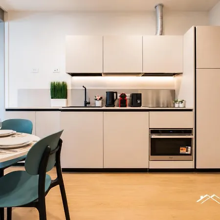 Waterfront Lux •1br • A/c • Gym• Parking • By Tilo Apartman