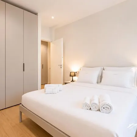 Waterfront Lux •1br • A/c • Gym• Parking • By Tilo Genova