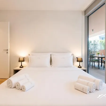 Waterfront Lux •1br • A/c • Gym• Parking • By Tilo