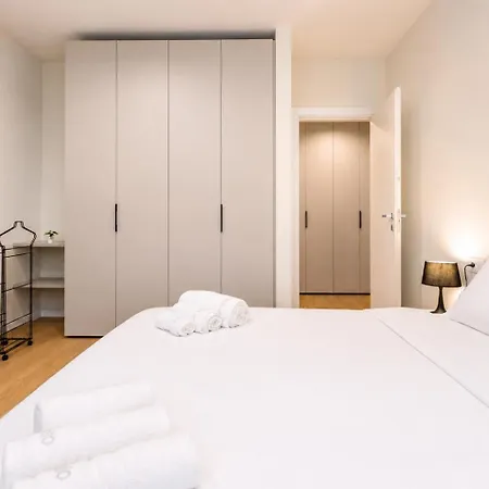 Waterfront Lux •1br • A/c • Gym• Parking • By Tilo *
