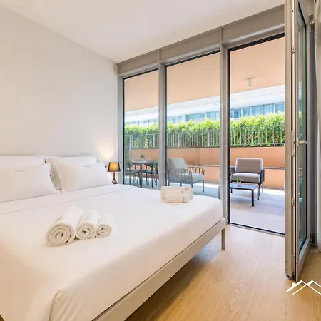 Waterfront Lux •1br • A/c • Gym• Parking • By Tilo