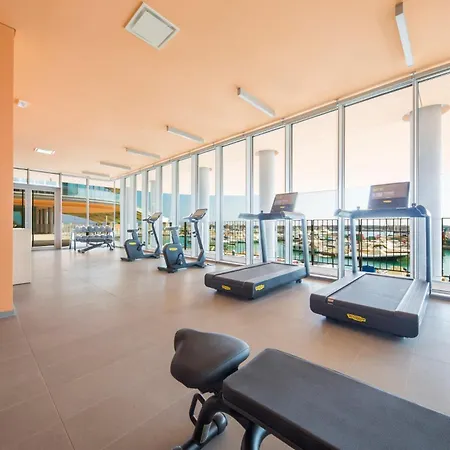 Waterfront Lux •1br • A/c • Gym• Parking • By Tilo Apartman