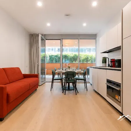 Waterfront Lux •1br • A/c • Gym• Parking • By Tilo Genova